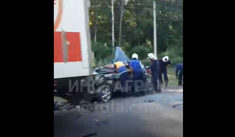 Под Тулой автомобиль влетел в прицеп грузовика: водитель погиб на месте происшествия