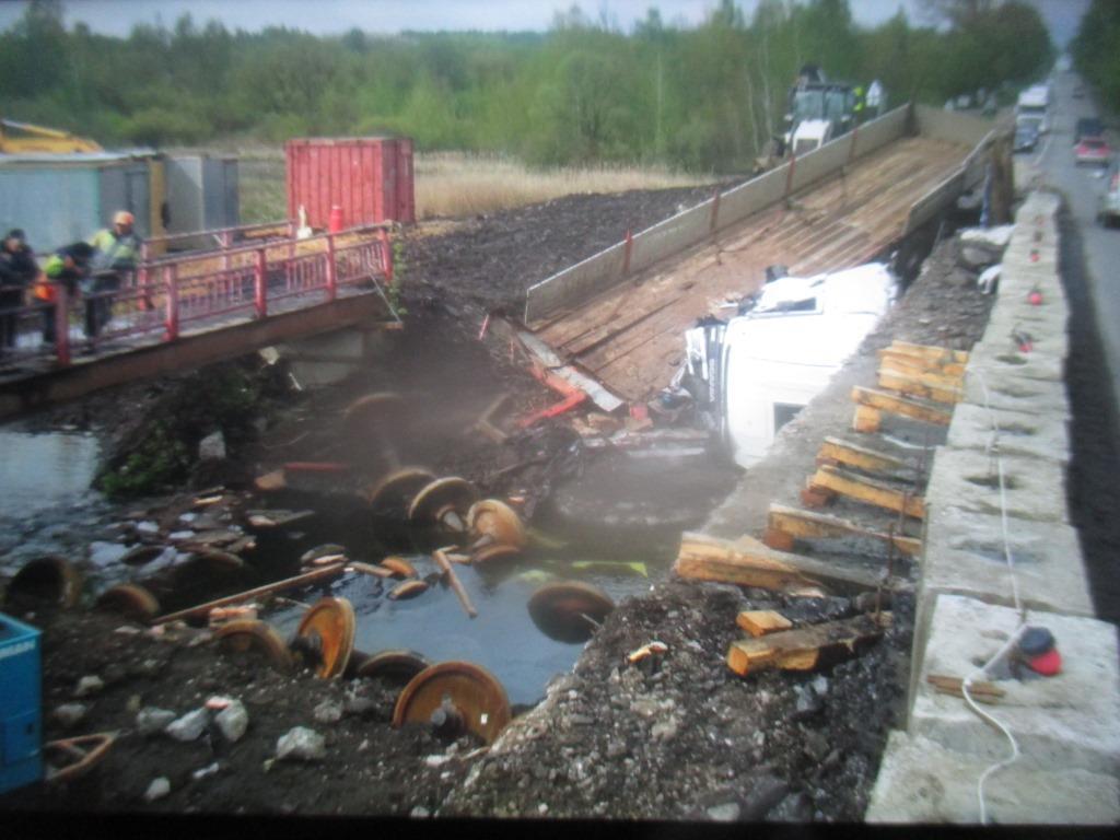 В Тульской области грузовик съехал в разрытие моста