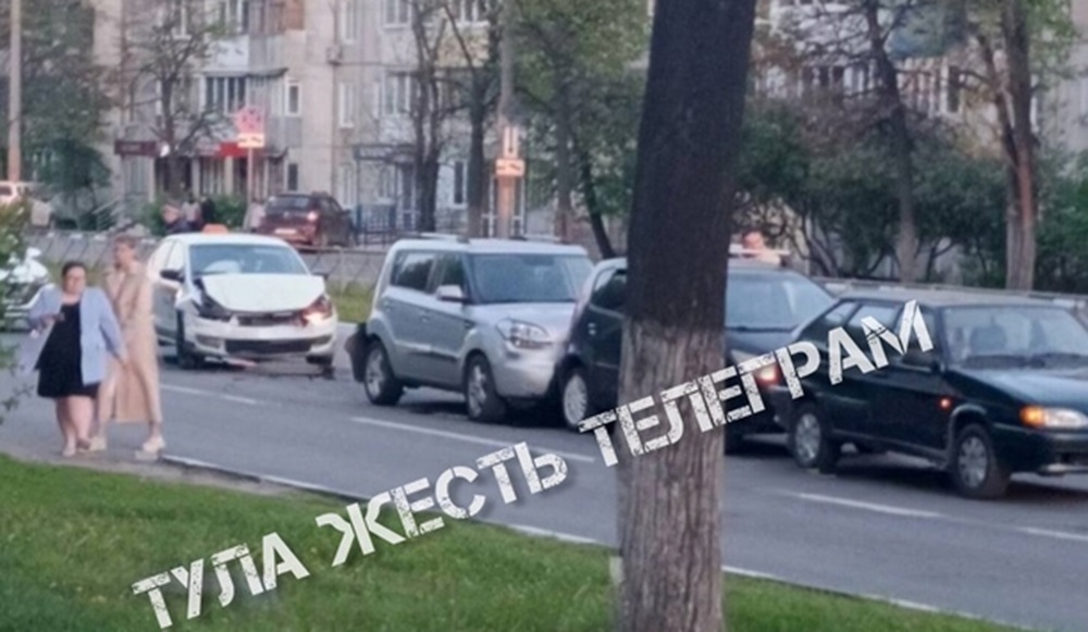 Массовое ДТП: на улице Ложевой в Туле столкнулись 4 машины