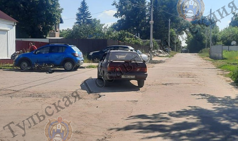 В Щекино столкнулись две машины и незарегистрированный мопед