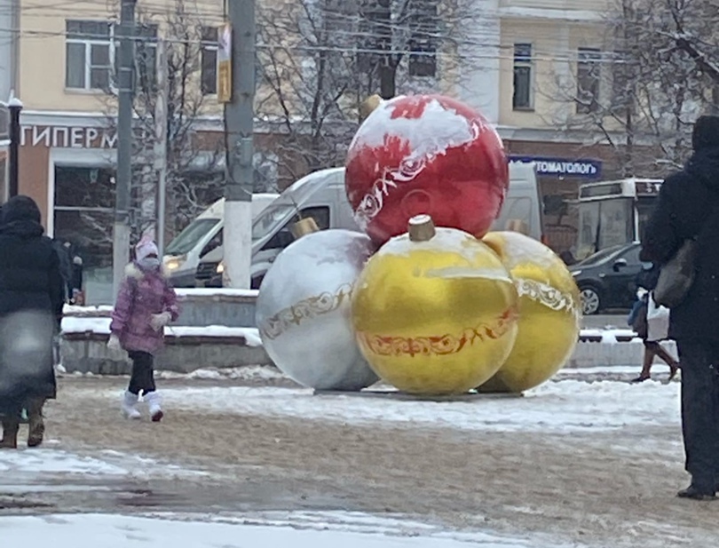 Новогоднее украшение на улице новогодние шары на улице | Премиум Фото