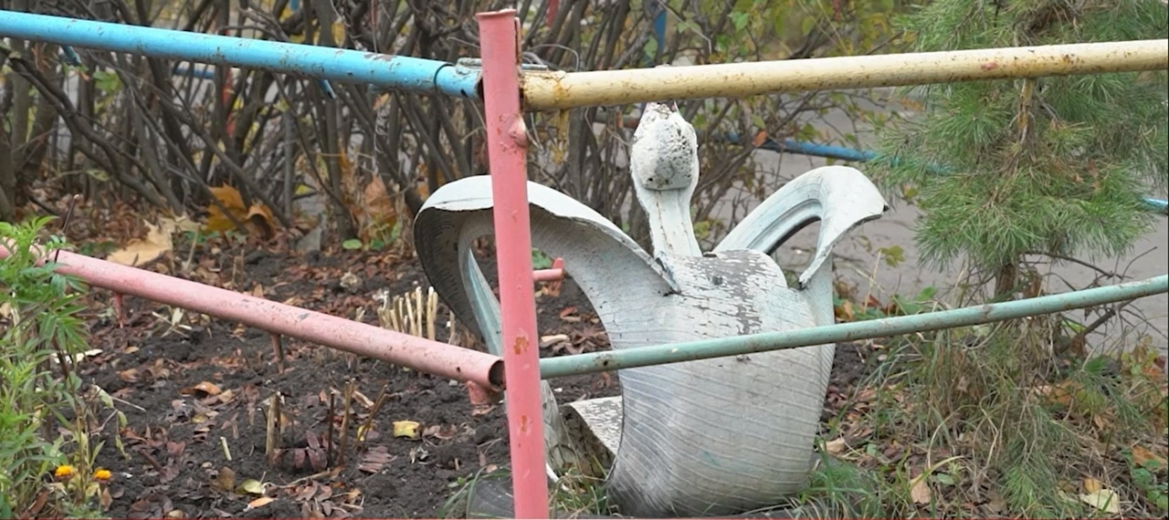 Шины как украшение: Прокуратура помогла очистить территорию детского сада в Ясногорске