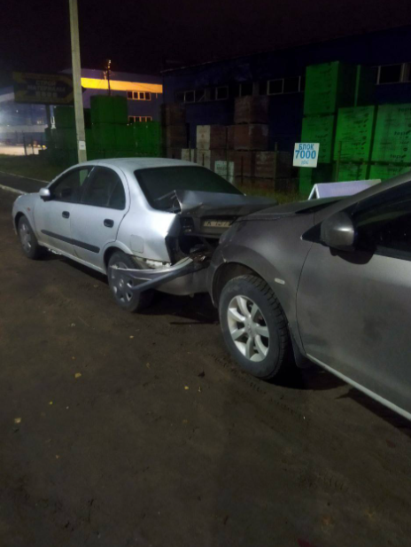 В Туле водитель Lada врезался в два припаркованных автомобиля