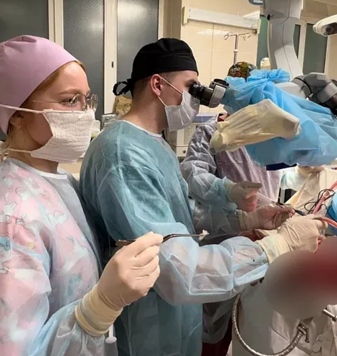 Тульские нейрохирурги провели сложнейшую операцию по удалению аневризмы пациентке 72 лет