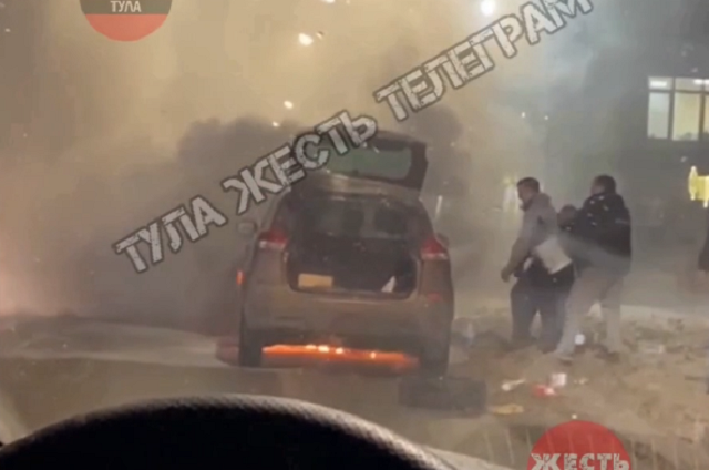 На улице Староникитской в Туле загорелся автомобиль LADA ХRay