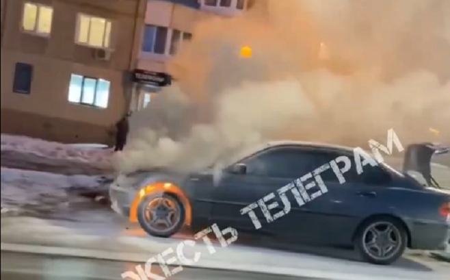 На улице М. Горького в Туле загорелся автомобиль BMW