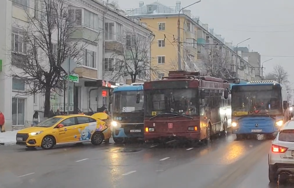 На улице Октябрьской в Туле столкнулись такси, автобус и троллейбус