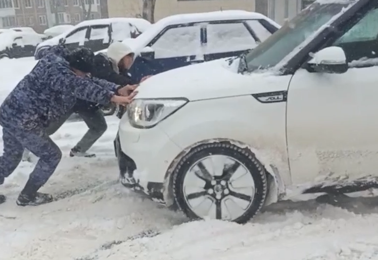 В Туле росгвардейцы помогли застрявшим в снегу водителям