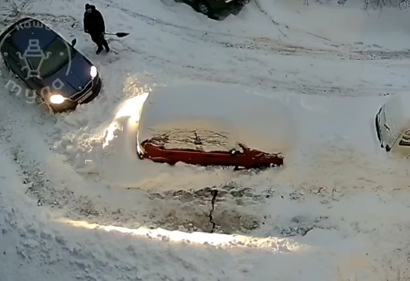 В Туле водитель закопал автомобиль соседа в снегу