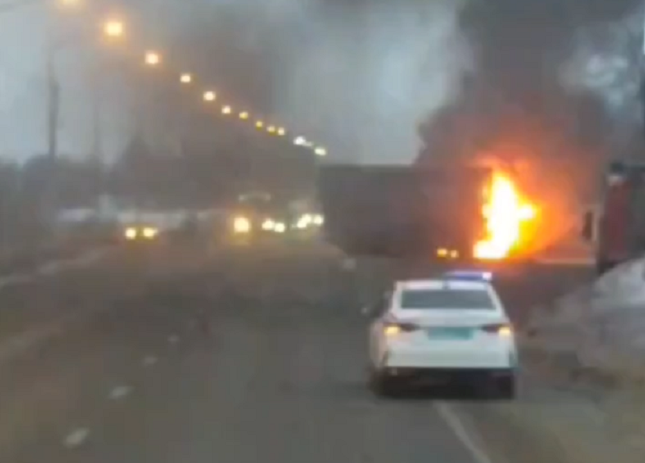 На Новомосковском шоссе возле Болохово загорелась фура: есть погибшие