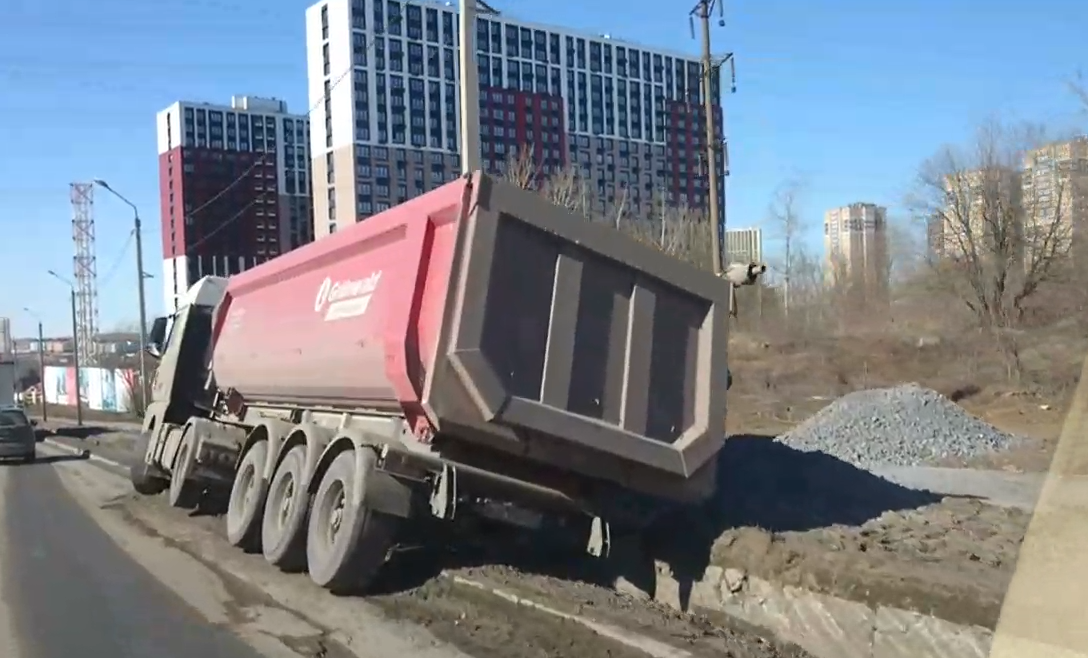 На Калужском шоссе в Туле грузовик опрокинулся в оросительный канал