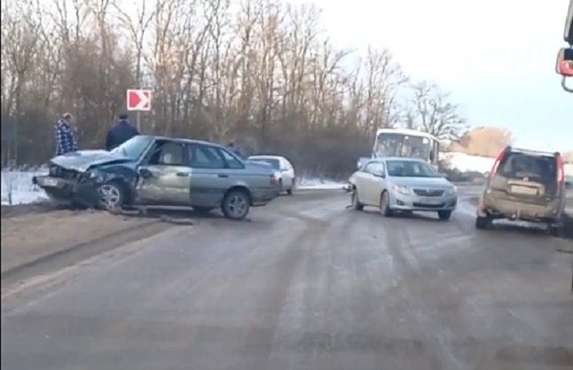 На выезде из Болохово Тульской области столкнулись 2 легковушки