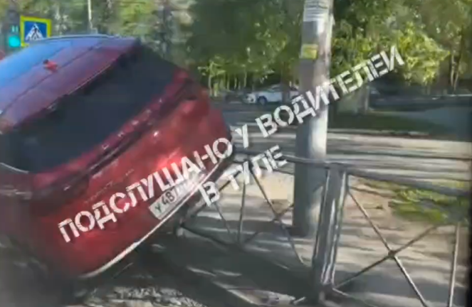 На пересечении улиц Кирова и Каракозова в Туле водитель иномарки залетел на забор