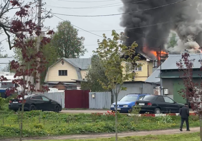 На улице Чмутова в Туле загорелся частный дом