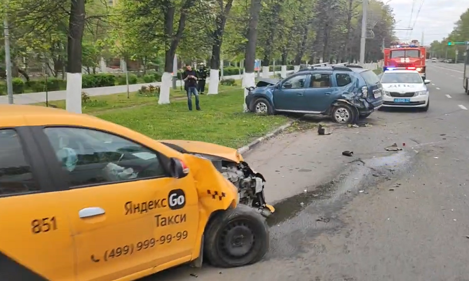 На проспекте Ленина в Туле произошло жесткое ДТП с машиной такси