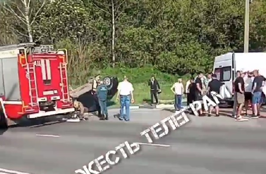 На улице Рязанской в Туле иномарка перевернулась после ДТП