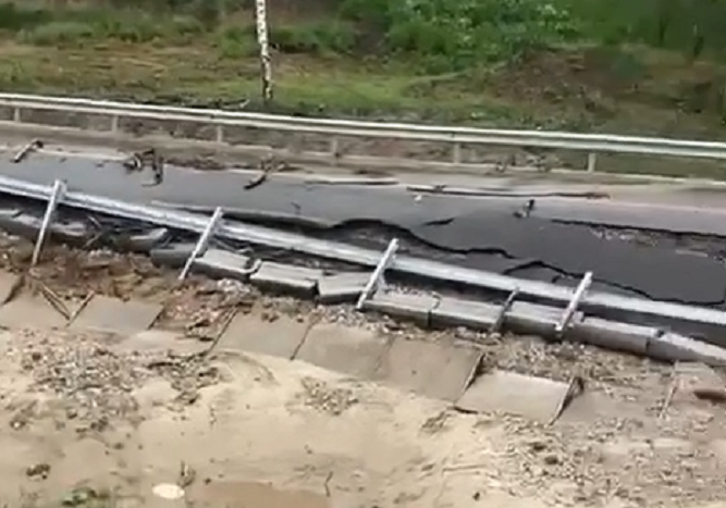 В Белевском районе обвалился временный мост