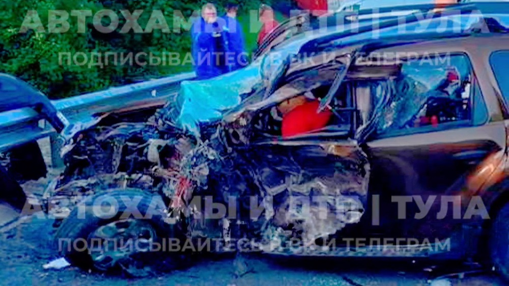 На трассе М-2 "Крым" под Тулой произошло смертельное столкновение кроссовера и фуры