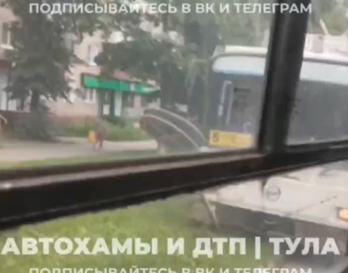 На улице Федора Смирнова в Туле троллейбус врезался в дорожный знак