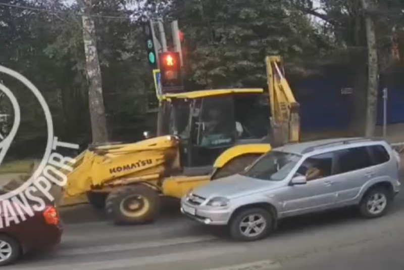 В Туле трактор сбил светофор на улице Николая Руднева