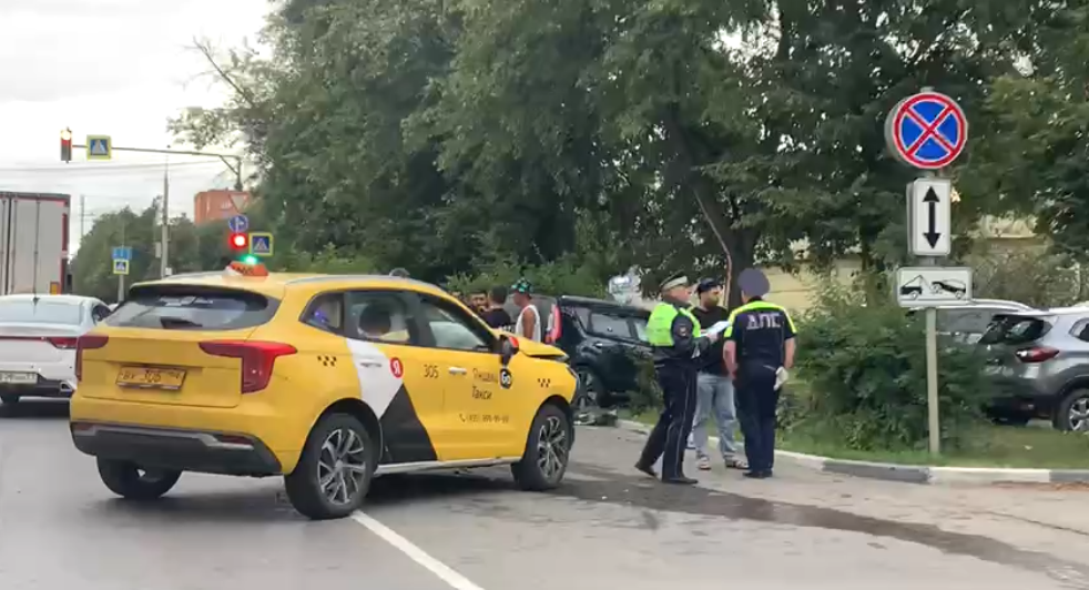 В Туле на улице Кирова столкнулись такси и минивэн
