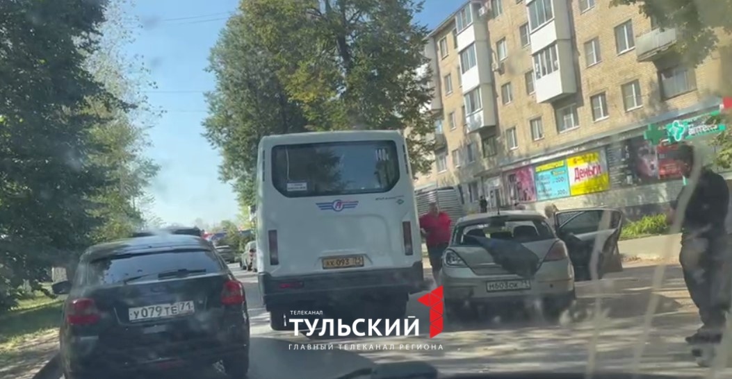 В Новомосковске автобус «притер» легковушку