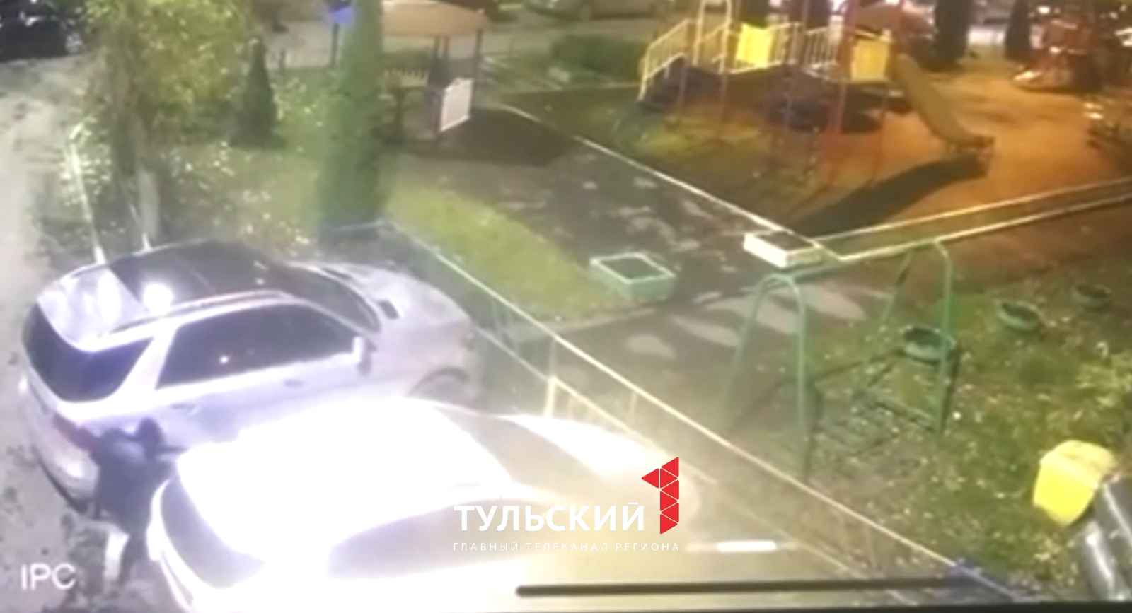 Хейтер немецкого автопрома режет шины в центре Тулы