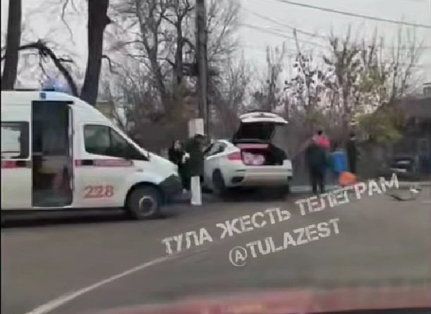 На Набережной Дрейера в Туле "БМВ" врезалась в столб: пострадали 4 человека