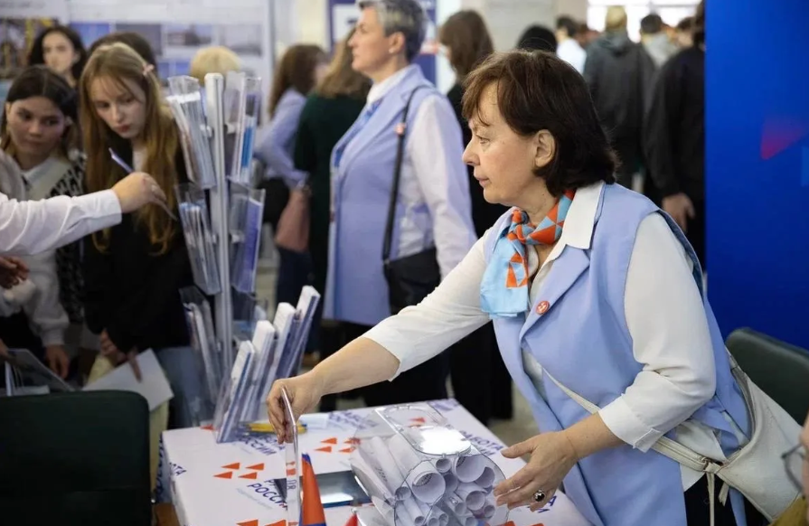 На форуме «Молодой специалист — строитель будущего» в Туле прошёл круглый стол с министрами