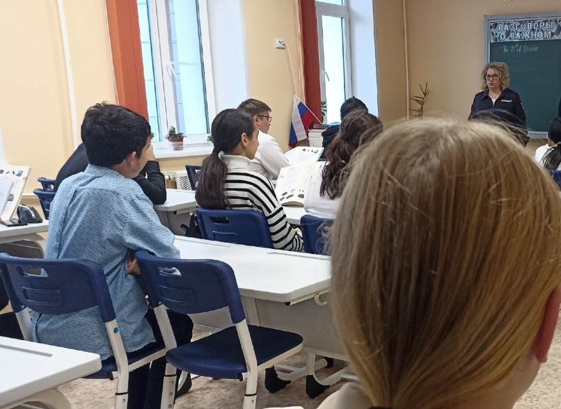 В Ефремове полицейские провели урок безопасности для школьников в рамках акции «Чистое поколение — 2025»