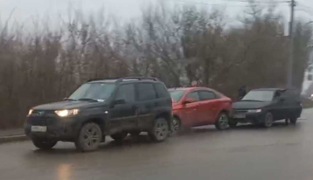 На перекрестке улицы Рязанской с Городским переулком в Туле произошло тройное ДТП