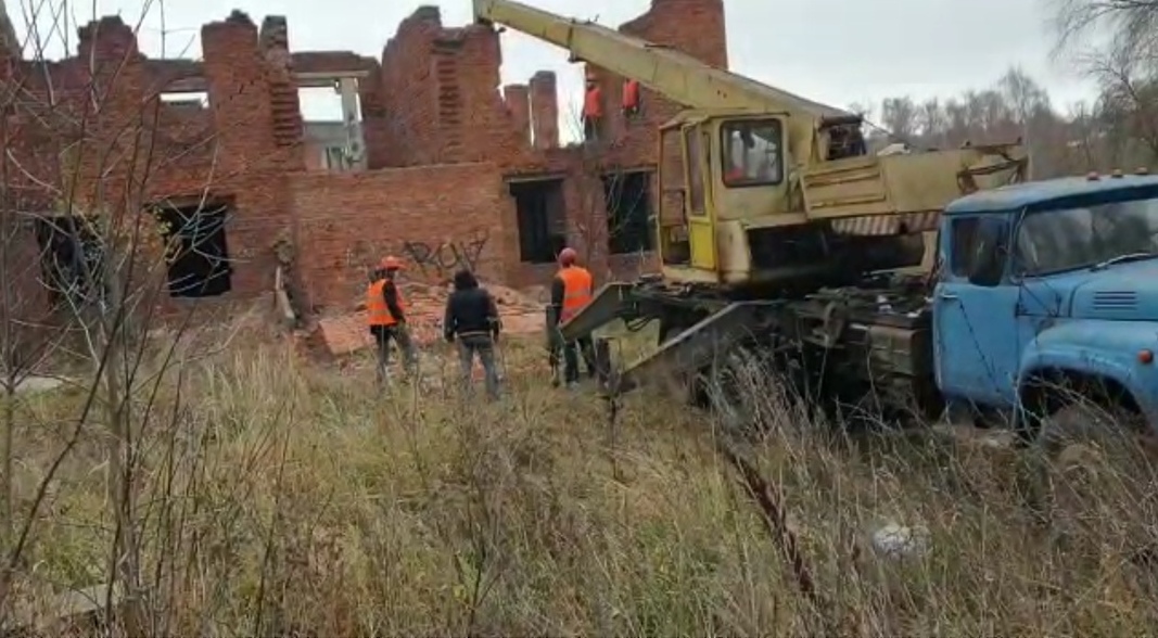 В Новомосковске сносят опасный недострой