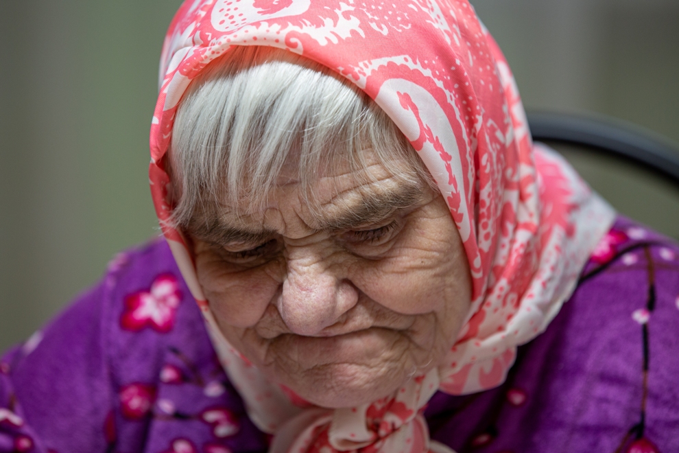 Пенсионеры стали получать электронные удостоверения в России