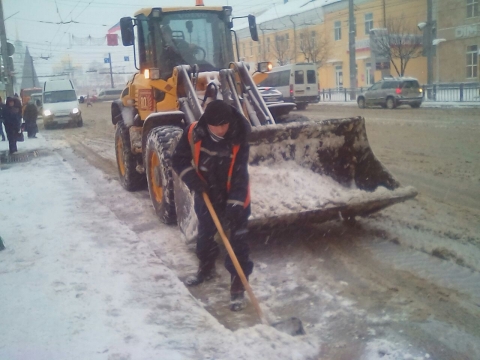 Открытка с днем дворника. Профессия дворник. Девушки убирают улицу. Благодарность дворнику за уборку снега. Работа новомосковск тульская  дворник.