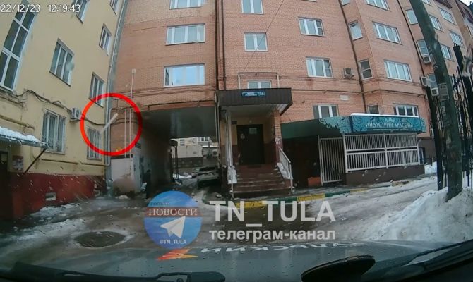 Туляк чудом остался жив в сантиметрах от места падения ледяной глыбы