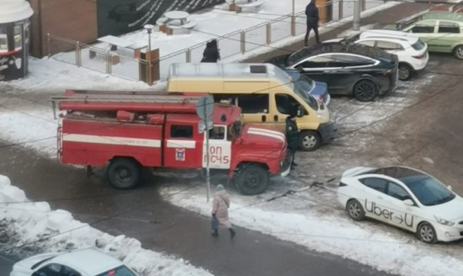 К гостинице "Тула" приехали 6 пожарных машин