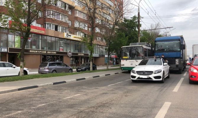 В Туле на Зеленстрое дорогу не поделили «Мерседес» и фура