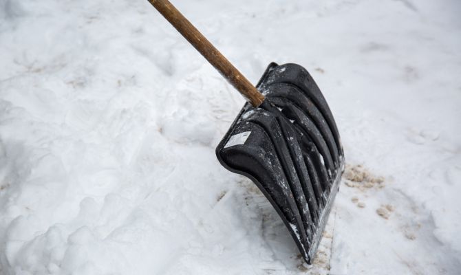 После вмешательства прокуратуры крыши в Новомосковске очистили от снега и сосулек