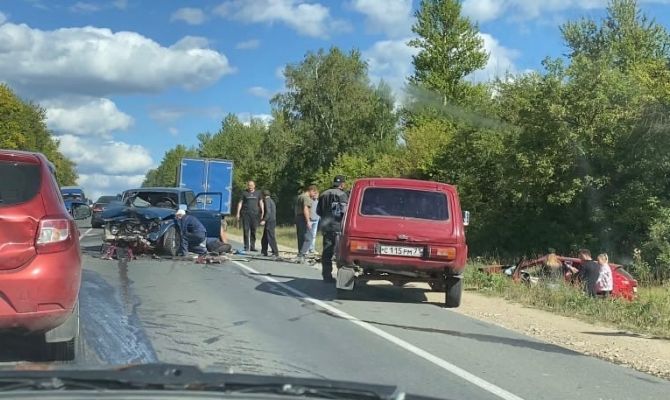 В Большой Туле Ford Focus выехал на встречную и врезался в «Ниву»