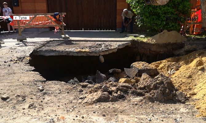 Яма размером с газель: почему провал грунта в Туле устраняли несколько дней