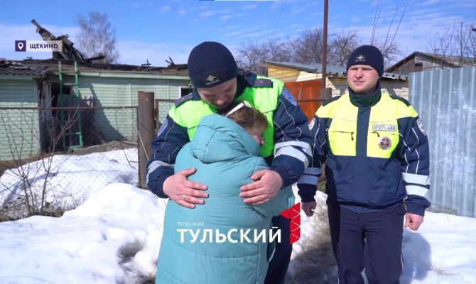 В Щекине инспекторы ГАИ вытащили бабушку из горящего дома