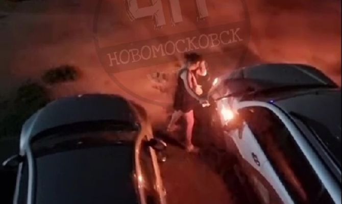 Ночью в Новомосковске женщина из ревности разнесла машину бывшего мужа