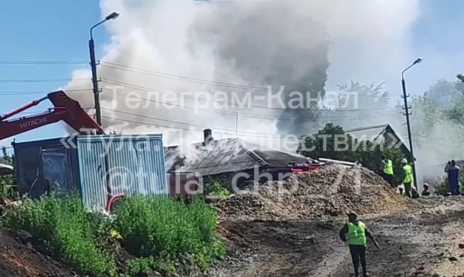 На Набережной Дрейера в Туле загорелся частный дом