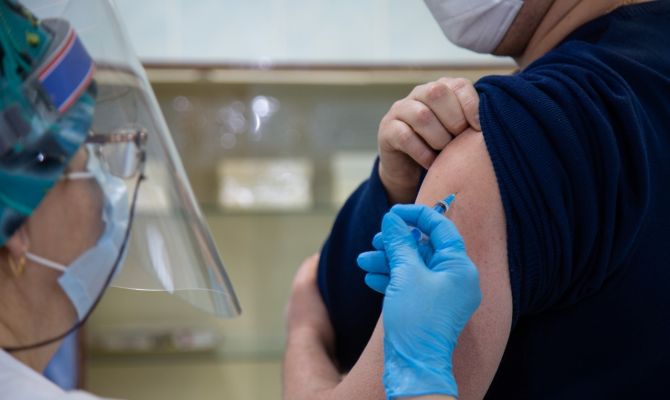 В Тульскую область поступила новая вакцина от коронавируса: как работает препарат 