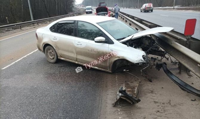 Под Тулой "Фольксваген" остался без колес после столкновения с отбойником
