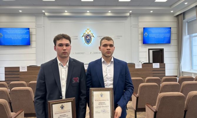 В Туле наградили спасших 14-летнюю девочку двух молодых людей