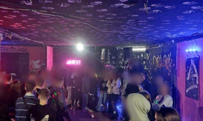 В центре Тулы накрыли ночной клуб: силовики поймали пьяных подростков и посетителей "под кайфом"