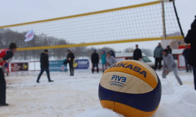 Волейболистки "Тулицы" судят турнир по пляжному волейболу на снегу. ФОТОРЕПОРТАЖ
