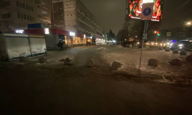 Полусферы-ограничители напротив остановки "Педуниверситет" в Туле вернулись на свое место