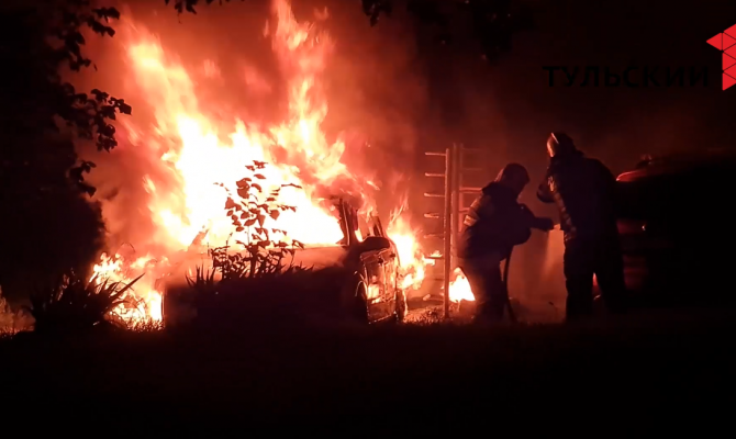 В Туле на парковке у многоэтажки загорелся автомобиль